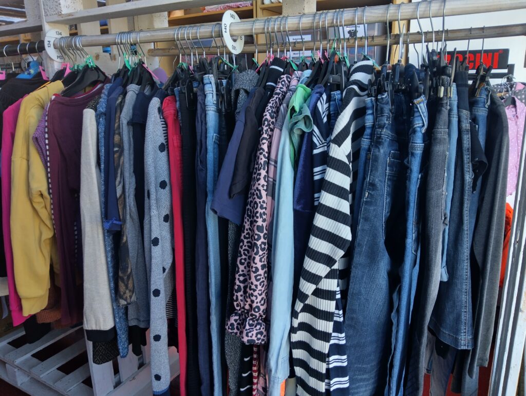 Kleding wordt gecontroleerd voordat die wordt opgehangen