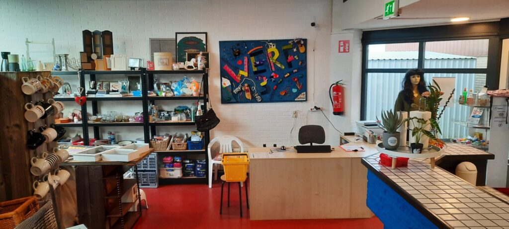 De kassa met een kunstwerk van Werf3 aan de muur