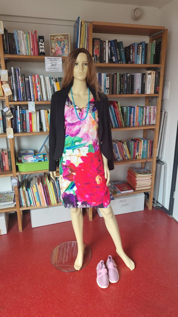 Het setje van de maand: jurk met bloemenprint, zwarte blazer en roze schoenen