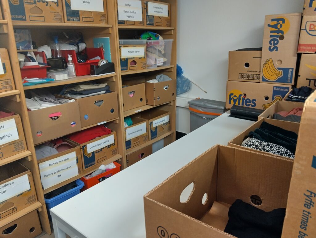 Kleding wordt gesorteerd in bakken
