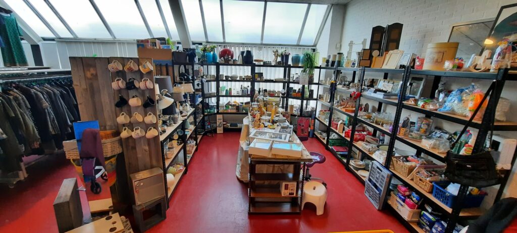 Schappen met servies en decoratie